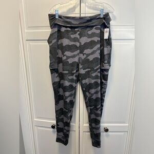 NWT Old Navy Active Mid-Rise Jogger Size Women’s Large Color Gray Camo